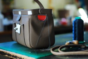 ハンドバッグ　『コッコローネ』　ドイツシュリンク　トープ色　製作中　